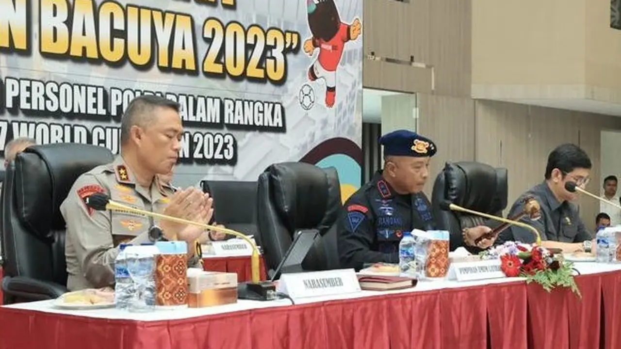 Kapolda Jatim saat menggelar Tactical Floor Game (TFG) jelang Piala Dunia U-17 di Surabaya. (Dian Kurniawan/Liputan6.com)