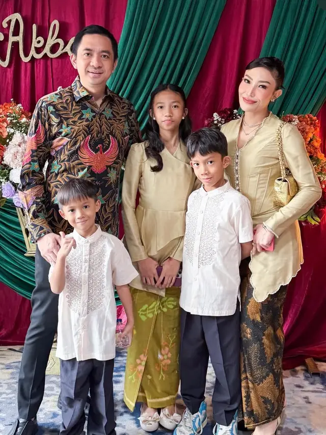 Ayu Dewi saat kondangan pakai kebaya gold. [@mrsayudewi]