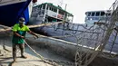 Pekerja buruh angkut beraktivitas di Pelabuhan Sunda Kelapa, Jakarta, Kamis (10/6/2021). Alhasil, para pekerja ini setidaknya bisa mendapat Rp 100 ribu setiap bongkar muatnya. (Liputan6.com/Johan Tallo)