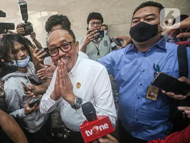 Wakil Ketua LPSK Achmadi usai menemui Bharada E di Gedung Bareskrim Mabes Polri, Jakarta, Selasa (9/8/2022). Kedatangan LPSK untuk berkoordinasi ke penyidik Bareskrim soal permohonan justice collaborator (JC) Bharada E di kasus tewasnya Brigadir Nofriansyah Yoshua Hutabarat atau Brigadir J. (Liputan6.com/Faizal Fanani)