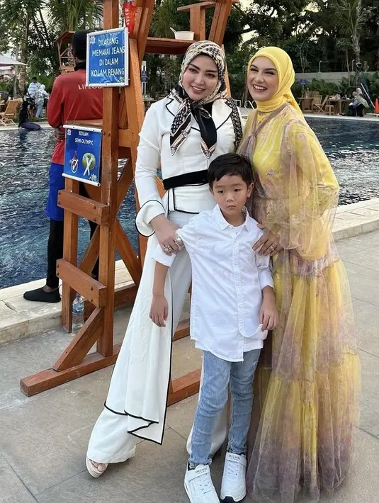 Bella Shofie tampil dengan setelan warna putih, dipadukan kerudung bermotifnya. @bellashofie_rigan