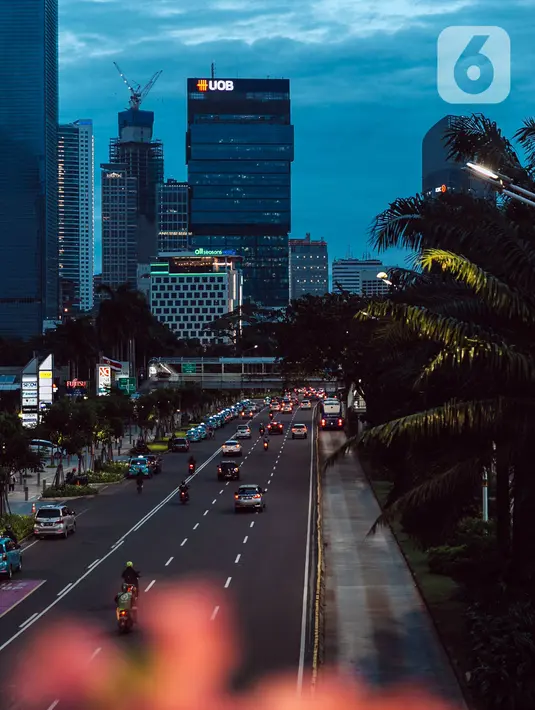 Kondisi lalu lintas di Jalan Jenderal Sudirman, Jakarta, Selasa (29/12/2020). Sejumlah jalan protokol di Jakarta akan ditutup untuk kendaraan dan orang pada malam Tahun Baru 31 Desember 2020. (Liputan6.com/Faizal Fanani)