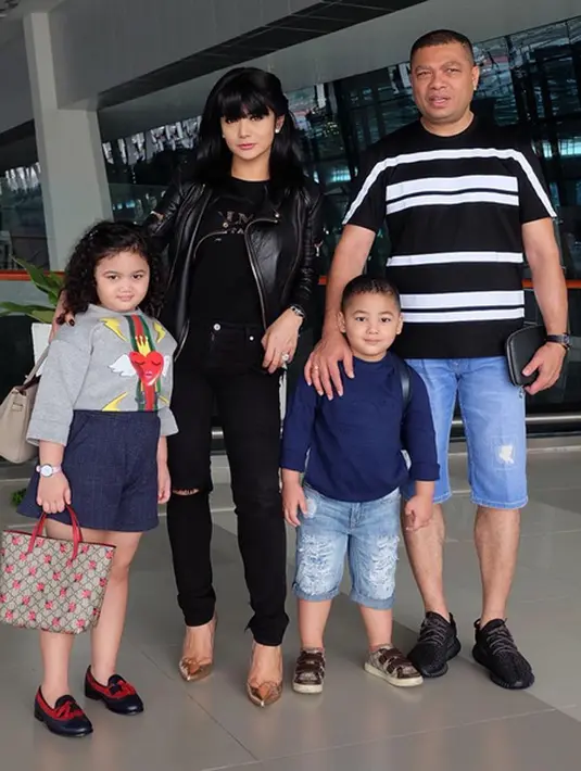 Raul juga mengatakan bahwa harga celana sobek yang dikenakan oleh penyanyi kelahiran Batu itu harganya tiga kali gaji Upah Minimum Regional Jakarta. (Instagram/krisdayantilemos)