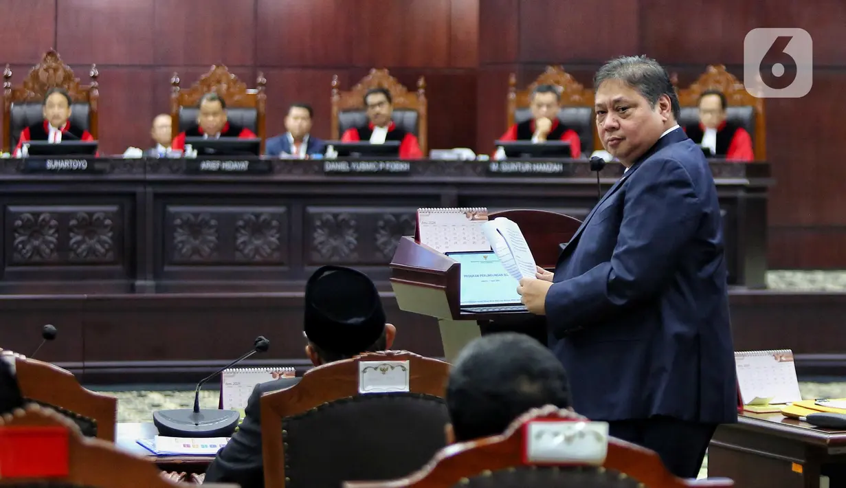Menteri Koordinator Perekonomian Airlangga Hartarto sesaat sebelum menyampaikan kesaksiannya dalam sidang lanjutan sengketa Perselisihan Hasil Pemilihan Umum (PHPU) 2024 di Gedung Mahkamah Konstitusi (MK), Jakarta, Jumat (5/4/2024). (Liputan6.com/Angga Yuniar)