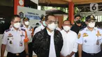 Menhub Budi Karya Sumadi tiba untuk dites dengan GeNose C19 di Terminal Kampung Rambutan, Jakarta, Minggu (24/1/2021). Menhub akan mengimplementasikan penggunaan GeNose C19 sebagai alat pendeteksi COVID-19 pada calon penumpang di terminal dan stasiun kereta. (Liputan6.com/Herman Zakharia)