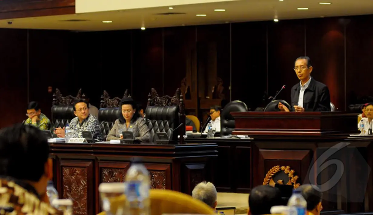 Wakil Ketua KPK Zulkarnain (kanan) menyampaikan pandangannya mengenai kasus KPK vs Polri  saat mengikuti Sidang Paripurna DPD di Gedung Nusantara V, Komplek Parlemen Senayan, Jakarta, Rabu (18/02/2015). (Liputan6.com/Andrian M Tunay)