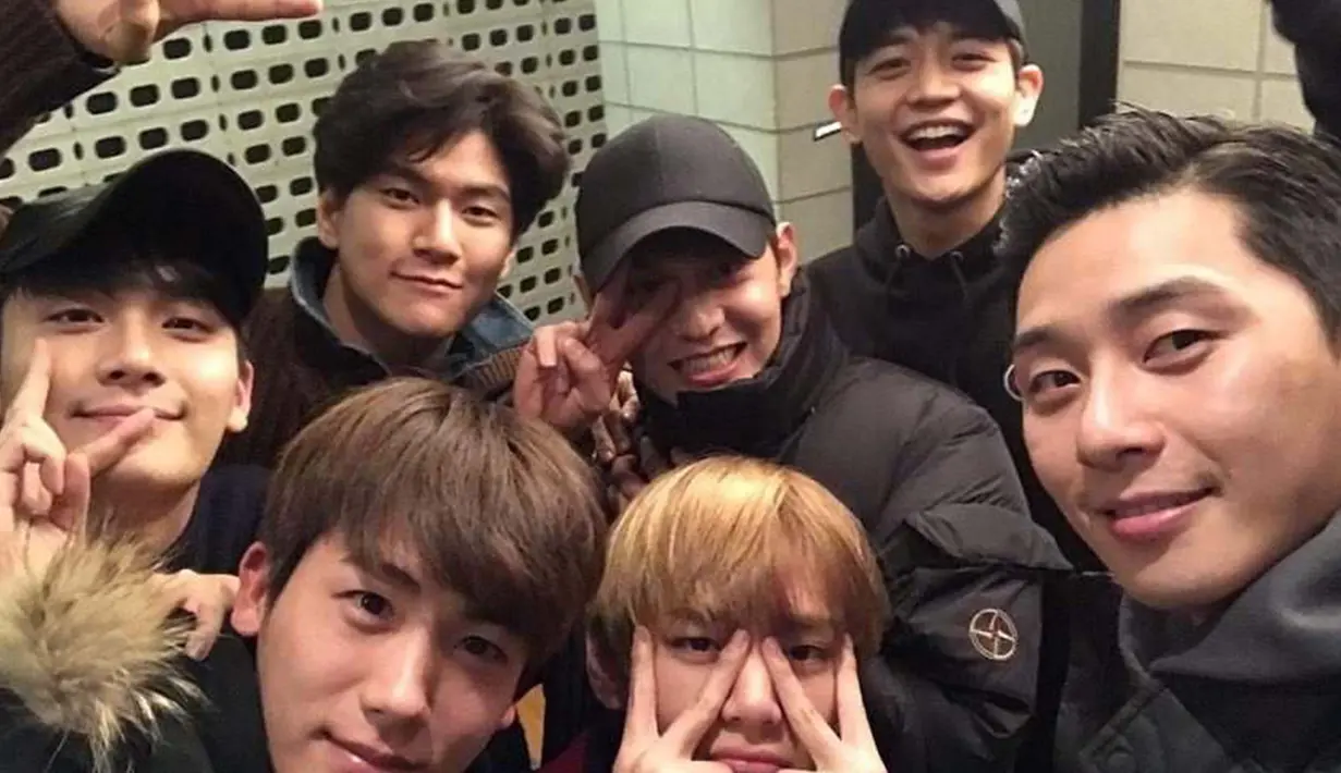 Aktor Park Hyung Sik juga diketahui dekat dengan ketiganya sejak ia membintangi drama ‘Hwarang’ bersama V BTS dan Park Seo Joon pada 2016 lalu. ((Liputan6.com/IG/@phs1116)