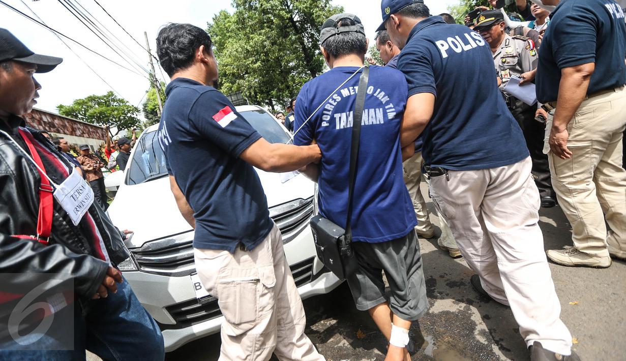 Aparat Kepolisian melakukan prarekonstruksi kasus perampokan dan pembunuhan di perumahan Pulomas, Jakarta Timur, Jumat (6/1). Seluruh kronologi mulai kedatangan hingga aksi penyekapan pelaku terhadap korban kembali dilakukan. (Liputan6.com/Faizal Fanani)