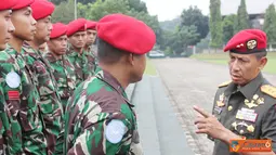 Citizen6, Jakarta Timur: Danjen Kopassus Mayjen TNI Agus Sutomo menerima laporan kesiapan Tugas Personel Kopassus di Lebanon ,Selasa (13/11) bertempat di Koridor Makopassus Jakarta Timur. (Pengirim: Penkopassus).