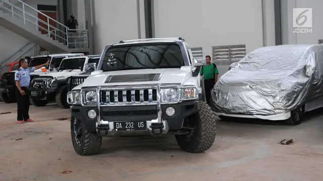 Melihat Deretan Mobil Mewah Sitaan di Rupbasan Tangerang