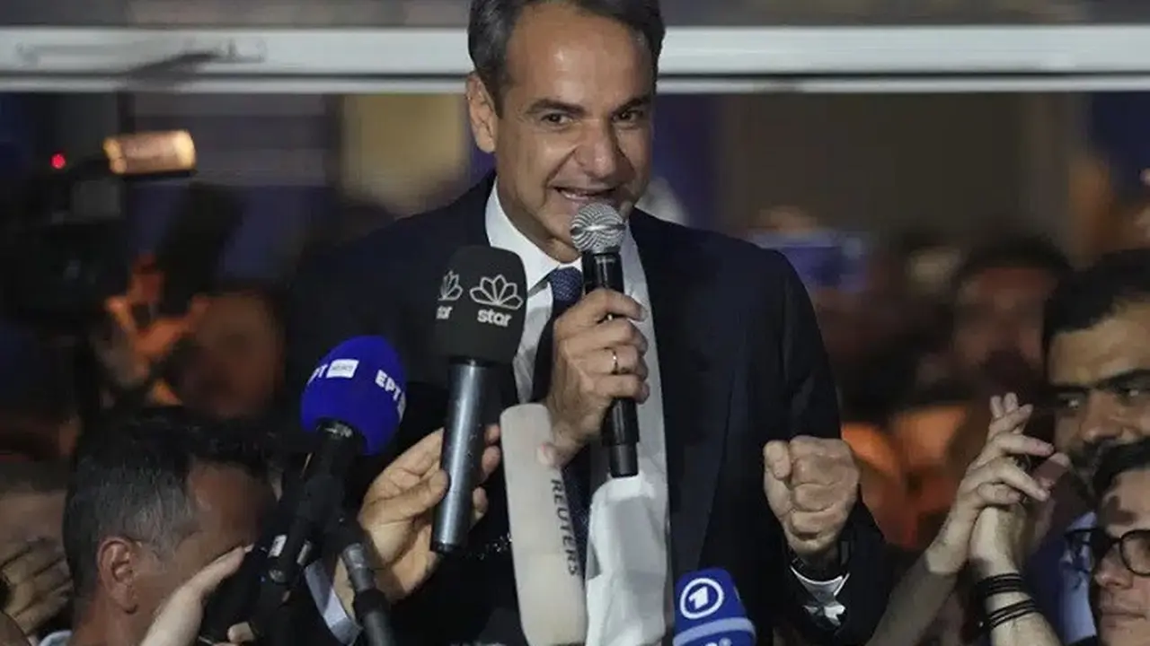Perdana menteri Yunani dan pemimpin Partai Demokrasi Baru Kyriakos Mitsotakis berpidato di depan para pendukungnya di markas besar partainya di Athena, Yunani, Minggu (21/5/2023).