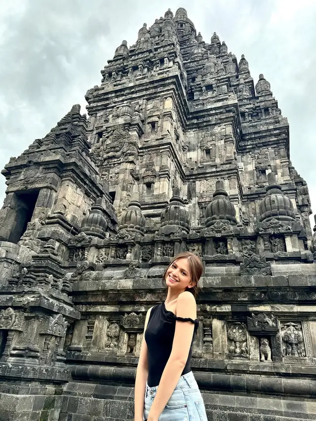 6 Potret Fadly Faisal dan Maudy Effrosina di Prambanan, Netizen Sebut Mitos Akan Putus