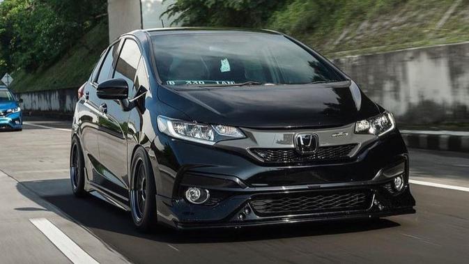 Tak terkecuali Black Jazz yang akan dimodifikasi.  Warna hitam yang memiliki motif misterius juga cocok untuk modifikasi menjadi racing style.  Penggunaan velg berwarna hitam dengan aksen carbon fiber membuatnya terlihat kental dengan nafas sport.  (Sumber: Instagram/@jazz.fitmalaysia)
