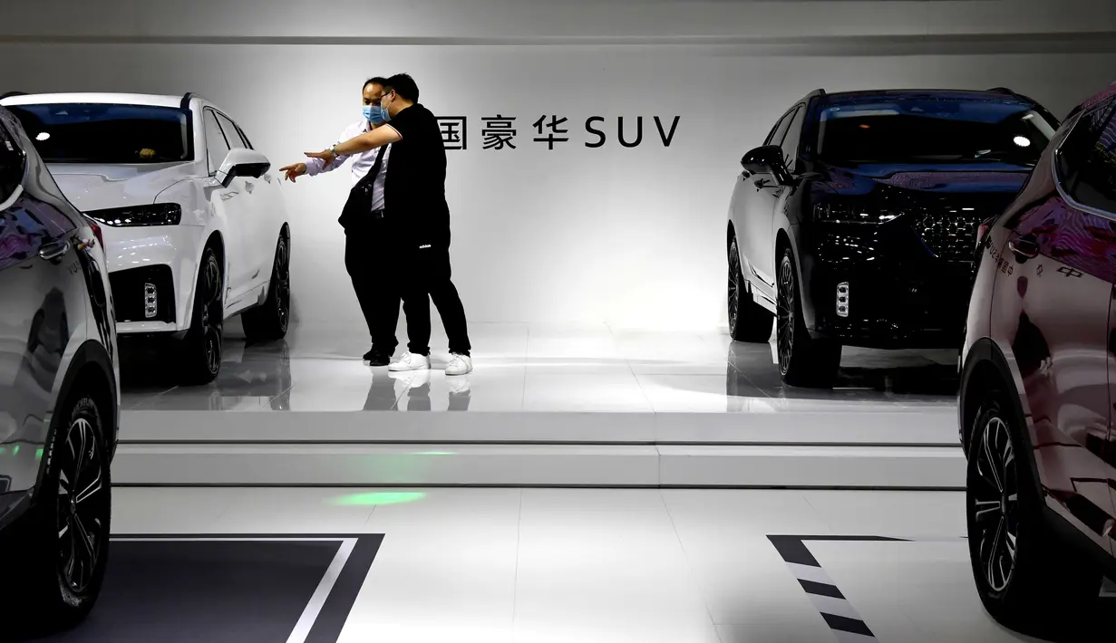 Pengunjung melihat-lihat mobil dalam Pameran Otomotif Internasional China Tengah ke-9 di Zhengzhou, Ibu Kota Provinsi Henan, China tengah, Jumat (12/6/2020). Lebih dari 70 merek mobil dari China dan luar negeri berpartisipasi dalam pameran tersebut. (Xinhua/Zhu Xiang)