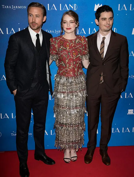 Saat menerima piala penghargaan tersebut, tentu saja Emma merasakan kebahagiaan yang luar biasa. Terlebih saat Emma mendapat tepukan tangan dari mantan kekasihnya, Andrew Garfield. (doc.dailymail.com)