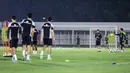 Pelatih Timnas Indonesia, Shin Tae-yong, memimpin sesi latihan jelang laga melawan Jepang pada Kualifikasi Piala Dunia 2026 zona Asia di Stadion Madya, Jakarta, Selasa (11/12/2024). (Bola.com/Bagaskara Lazuardi)