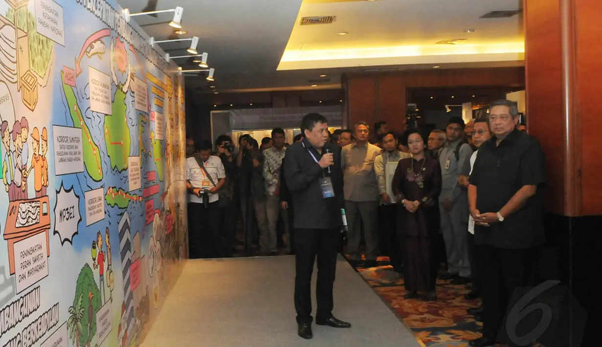 Presiden SBY melihat ilustrasi pembangunan nasional yang menghiasi ruangan Musrenbangnas di Bidakara, Jakarta (Liputan6.com/Herman Zakharia)
