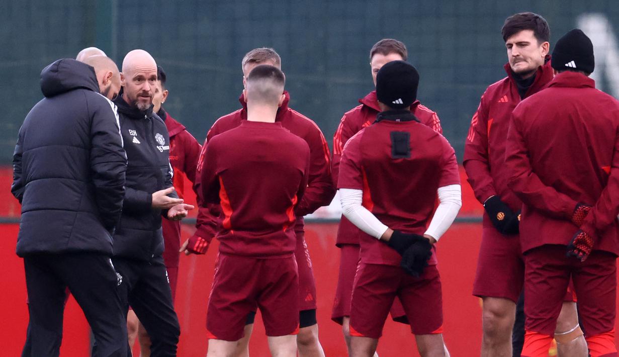 <p>Pelatih Manchester United, Erik Ten Hag (dua kiri), memberikan instruksi kepada para pemain yang hadir saat sesi latihan yang berlangsung di Carrington, Manchester, Selasa (12/12/2023) dini hari WIB. (AFP/Darren Staples)</p>