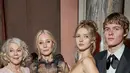 Pulasan makeup yang effortless, Apple Martin tampil cantik dengan rambut blonde yang ditata messy updo [@maisonvalentino]