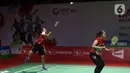 Pebulu tangkis ganda putri Indonesia Lanny Tia Mayasari/Ribka Sugiarto saat bertanding melawan ganda putri India Tanisha Crasto/Ashwini pada babak 16 besar Daihatsu Indonesia Masters 2023 di Istora Senayan, Jakarta, Kamis (26/1/2023). Pasangan Lanny/Ribka terhenti di babak 16 besar Indonesia Masters 2023 dengan skor 19-21, 21-18, dan 23-21. (Liputan6.com/Herman Zakharia)