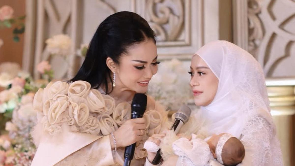 6 Potret Gaya Totalitas Krisdayanti Kenakan Dress Bunga Mawar di Akikah Anak ke-2 Lesti Kejora, Tak Kalah dengan Tuan Rumah