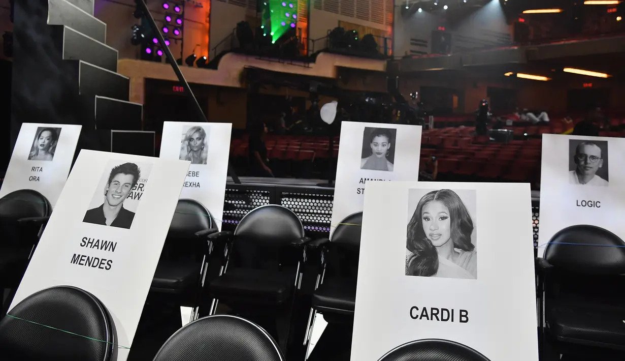 Foto penyanyi Shawn Mendes dan rapper cantik Cardi B tertempel di tempat duduk untuk ajang MTV Video Music Awards (MTV VMA) 2018 di Radio City Music Hall, New York, 17 Agustus 2018. MTV VMA 2018 akan berlangsung 20 Agustus mendatang. (AFP/Angela Weiss)