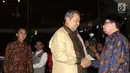 Ketua Umum Partai Demokrat Susilo Bambang Yudhoyono bersalaman dengan  Ketua Majelis Syuro PKS Salim Segaf Al-Jufri di Gran Melia, Jakarta, Senin (30/7). Pertemuan menindaklanjuti komunikasi politik kedua belah pihak. (Liputan6.com/Herman Zakharia)