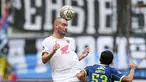 Pemain PSM Makassar, Wiljan Pluim menyundul bola dibayangi pemain Persib Bandung, Achmad Jufriyanto saat laga lanjutan BRI Liga 1 2022/2023 di Stadion Pakansari, Bogor, Selasa (14/02/2023). Wiljan Pluim yang berpaspor Belanda telah bergabung dengan PSM sejak awal musim 2016/2017 setelah didatangkan dari klub Vietnam, Binh Duong FC. Musim ini ia telah mencetak 10 gol dan 9 assist bagi PSM dari 25 laga. (Bola.com/Bagaskara Lazuardi)