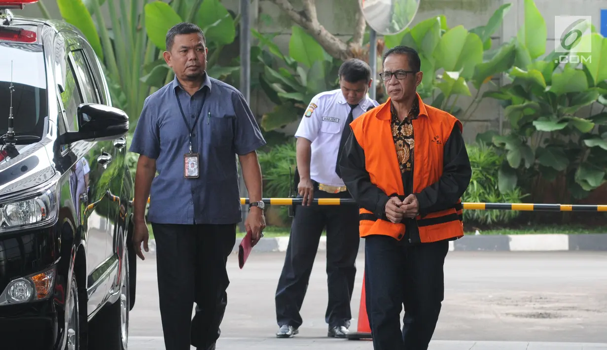 Tersangka Bupati nonaktif Mesuji Khamami (kanan) tiba untuk menjalani pemeriksaan di Gedung KPK, Jakarta, Selasa (14/5/2019). Khamami diperiksa sebagai tersangka untuk melengkapi berkas terkait kasus suap fee proyek infrastruktur pada Dinas PUPR Pemkab Mesuji. (merdeka.com/Dwi Narwoko)