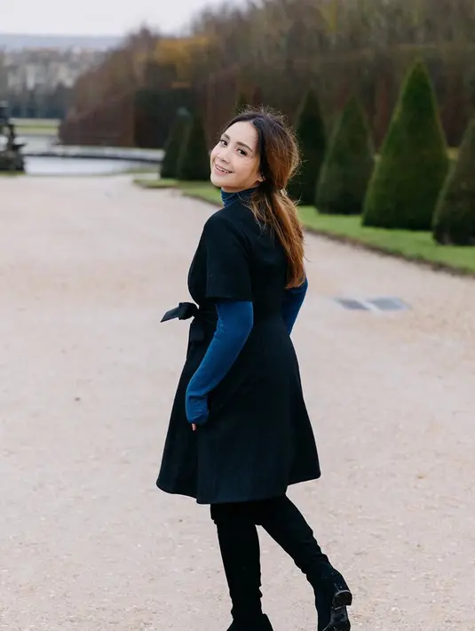Jalan-jalan saat liburan di Prancis, Nagita Slavina memakai coat tebal berwarna hitam serta kaos tutle neck berwarna biru yang cocok banget untuk dirinya. (Liputan6.com/IG/@raffinagita1717)