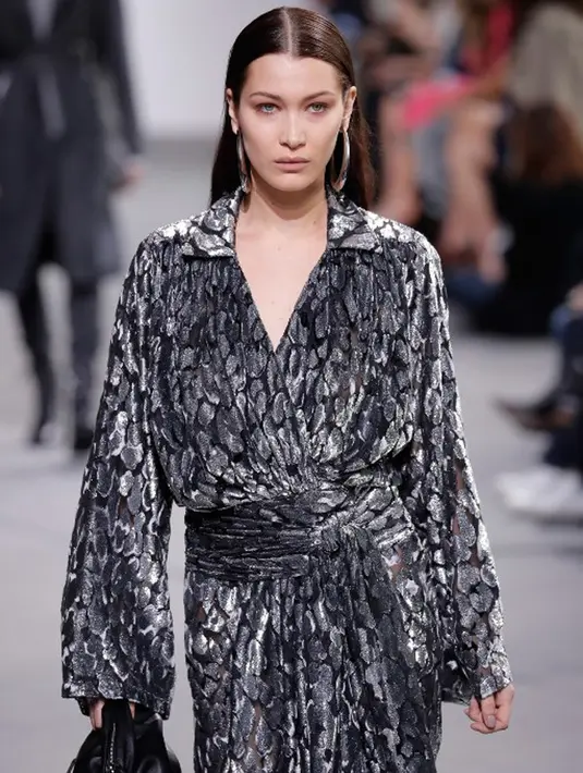 Wajar saja jika Kendall merasa cemas. Pasalnya para haters itu tak hanya berkeliaran di publik, namun juga di dunia maya yang selalu menyerangnya tanpa henti sejak iklan tersebut diluncurkan awal minggu lalu. (AFP/Bintang.com)