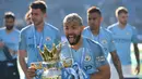 Striker Manchester City, Sergio Aguero, merayakan gelar juara Liga Inggris di Stadion American Express Community, Brighton, Minggu (12/5). City juara setelah unggul satu poin dari Liverpool. (AFP/Glyn Kirk)