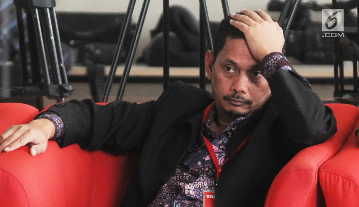 Direktur PT Industri Telekomunikasi Indonesia (INTI) Darman Mappangara berada di ruang tunggu KPK untuk menjalani pemeriksaan, Jakarta, Kamis (5/9/2019). Darman diperiksa sebagai saksi kasus dugaan suap proyek pengadaan pekerjaan baggage handling system (BHS) di 6 bandara. (merdeka.com/Dwi Narwoko)
