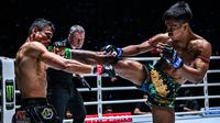 Shadow (kanan) bertarung melawan Sitthichai dalam laga Muay Thai dalam ajang ONE Friday Fights 92 di Lumpinee Stadium, Bangkok