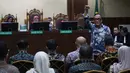 Mereka diduga melakukan pemerasan dengan membuat biaya penerbitan sertifikat tersebut menjadi lebih mahal. Tampak dalam foto, bekas Wakil Menteri Ketenagakerjaan, Immanuel Ebenezer mengepalkan tangan sesaat sebelum sidang lanjutan dugaan kasus pemerasan dalam pengurusan sertifikat K3 dimulai di Pengadilan Tindak Pidana Korupsi (Tipikor) Jakarta, Senin (2/2/2026). (Kapanlagi.com/Budy Santoso)