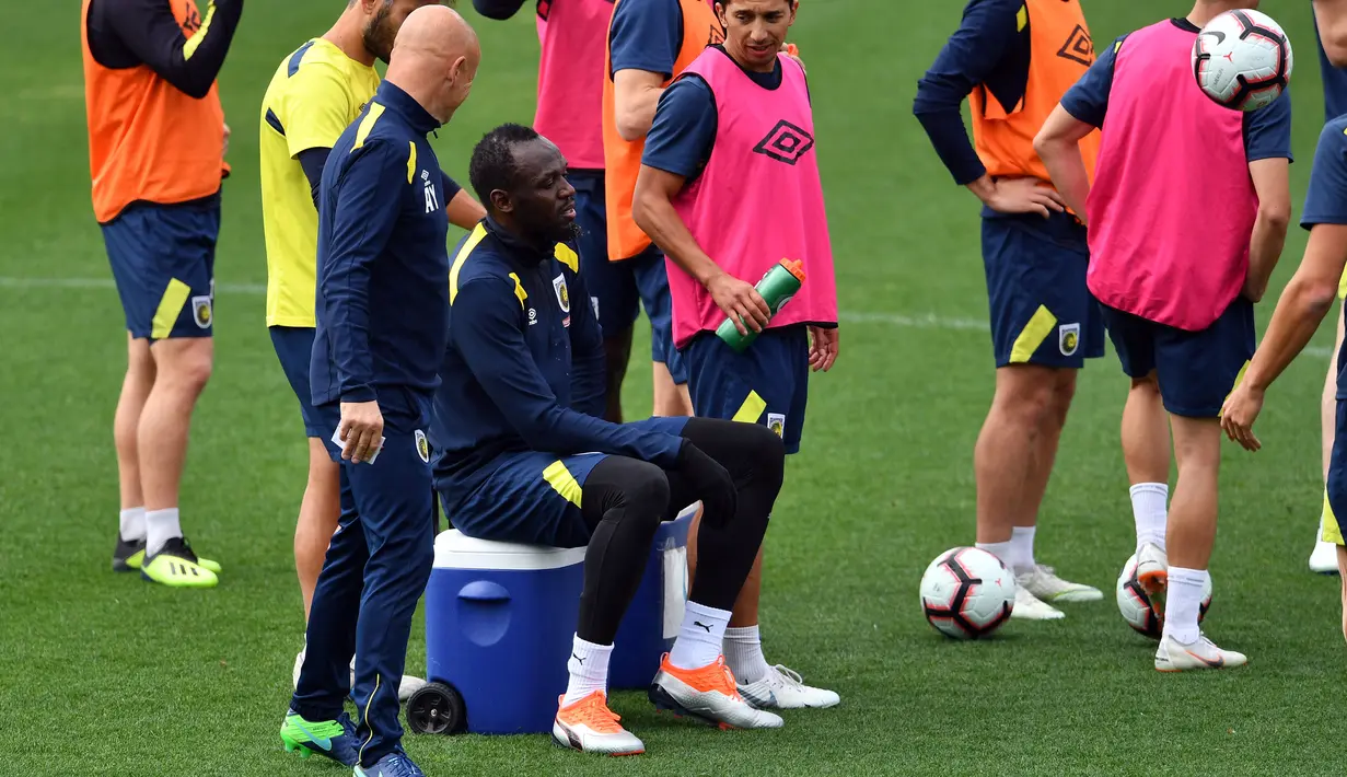 Pelari tercepat dunia, Usain Bolt saat mengikuti latihan di Central Coast Stadium, Gosford, Australia, (21/8). Pelari asal Jamaika ini akan bermain menjadi pesepak bola melawan klub amatir lokal pada Jumat (31/8/2018). (AFP Photo/Saeed Khan)
