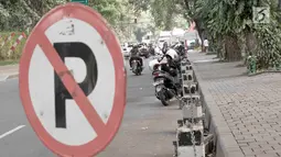 Pengendara sepeda motor parkir di sekitar Taman Suropati, Jakarta, Selasa (28/8). Meski terpampang rambu larangan parkir dan berhenti, pengendara tetap parkir di sekitar taman. (Liputan6.com/Immanuel Antonius)