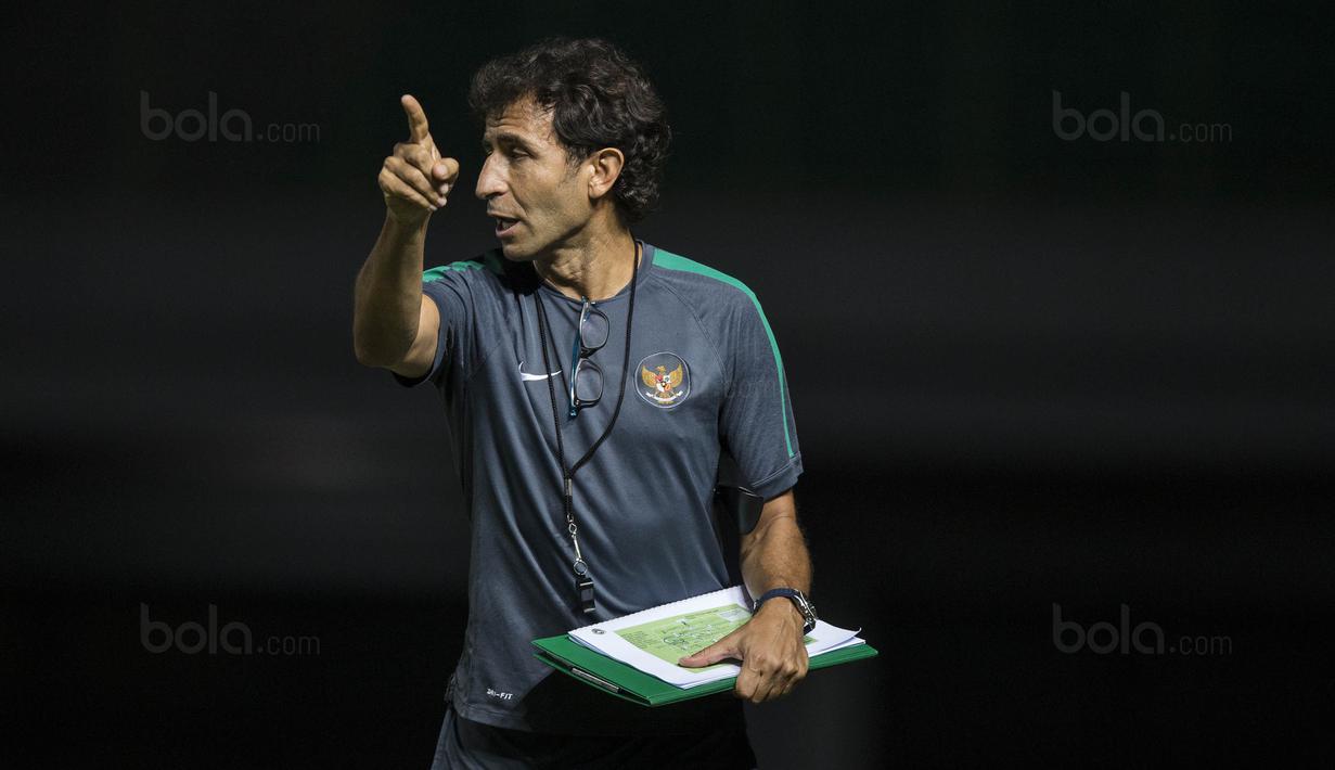 Pelatih Timnas Indonesia, Luis Milla, memberikan instruksi saat latihan di Stadion Patriot, Bekasi, Senin (2/10/2017). Latihan ini merupakan persiapan jelang laga persahabatan melawan Kamboja. (Bola.com/Vitalis Yogi Trisna)