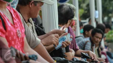 Warga mulai menyerbu gerai penukaran uang receh di Lapangan IRTI Monas, Jakarta, Selasa (30/6/2015). Bank Indonesia bekerjasama dengan 14 bank lainnya membuka loket penukaran uang pecahan kecil sejak 17 Juni-15 Juli 2015. (Liputan6.com/Faizal Fanani)