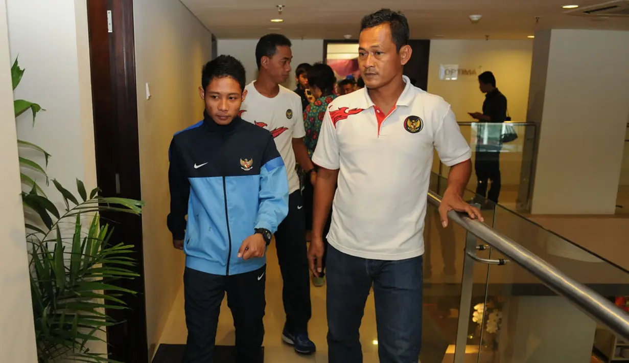 Diskusi dengan seluruh staff pelatih Timnas Indonesia U-19 juga kerap dilakukan oleh Evan Dimas dkk. (Liputan6.com/Helmi Fithriansyah)