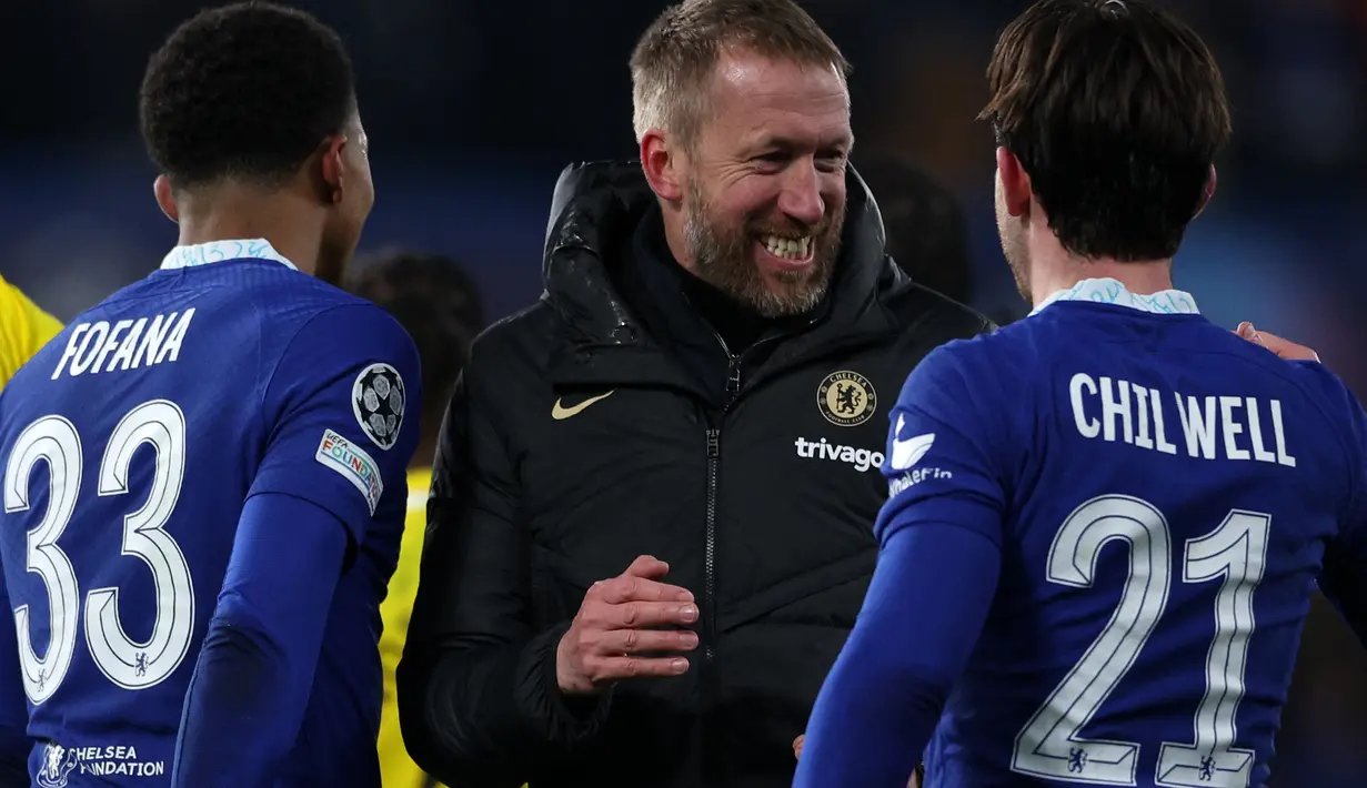 Pelatih Chelsea, Graham Potter bersalaman dengan bek Ben Chilwell usai bertanding melawan Borussia Dortmund pada pertandingan leg 2 babak 16 besar Liga Champions di Stamford Bridge, London, Rabu (8/3/2023). Chelsea berhasil mengalahkan Borussia Dortmund dengan skor 2-0.(AFP Photo/Adrian Dennis)