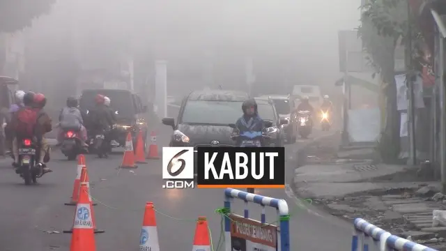 Suidah sepekan kabut dan suhu dingin menyelimuti wilayah Bandung Barat. Jarak pandang pengendara terbatas, wisatawan yang menuju arah Lembang diimbau untuk berhati-hati. Kabut turun di pagi dan sore hari.