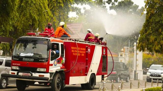 Aksi Dinas Damkar Pekanbaru Putus Rantai Corona Covid 19 Di Jalanan Regional Liputan6 Com