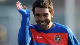 Senyuman gelandang Portugal Deco di sesi latihan timnas di Bekker High School, Magaliesburg, 26 Juni 2010, jelang laga babak 16 besar PD 2010 lawan Spanyol. AFP PHOTO / FRANCISCO LEONG 