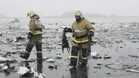 Petugas menyisir lokasi kecelakaan FlyDubai FZ981 di Rusia (Reuters)