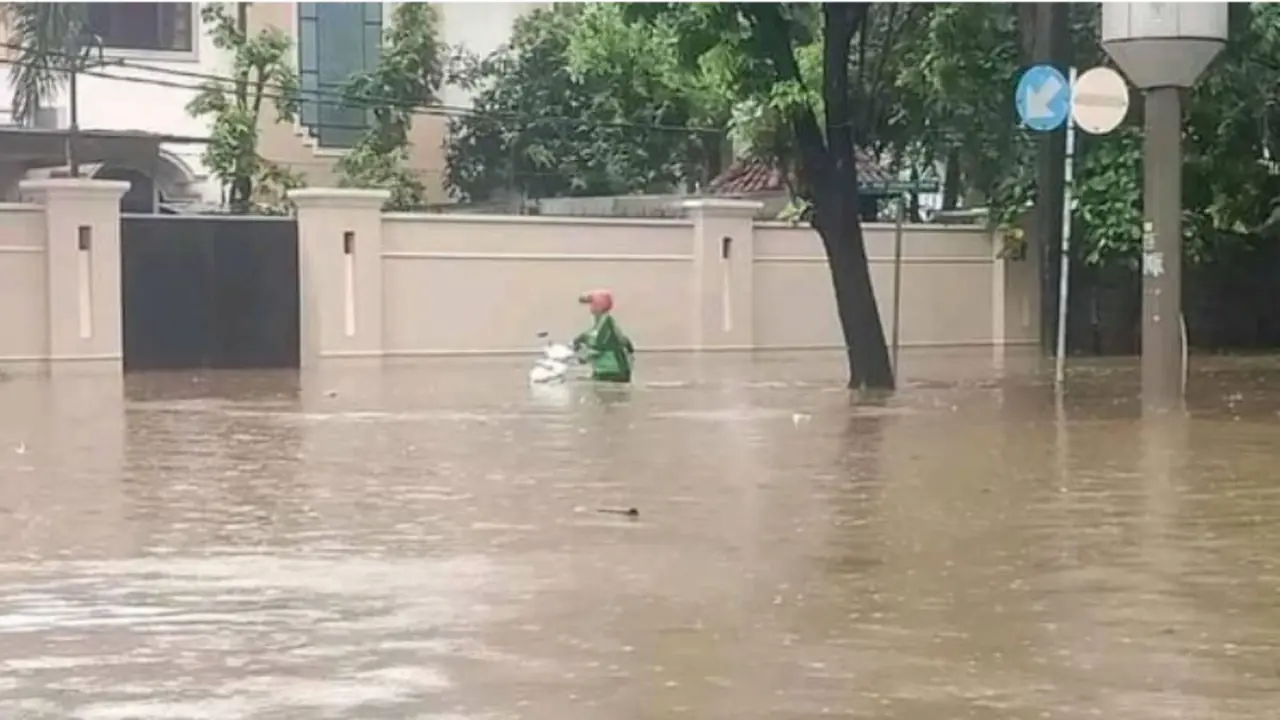 Terobos Banjir, 6 Momen Driver Ojek Online Layani Pelanggan