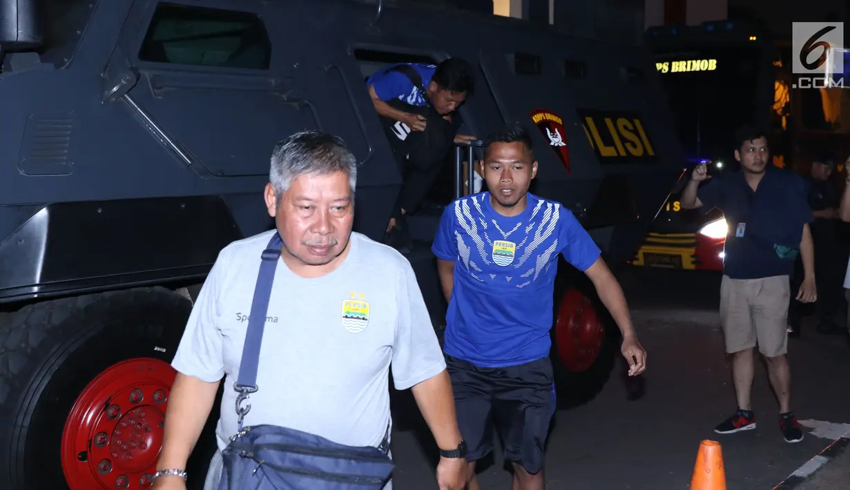Pemain Persib, Tony Sucipto (tengah) turun dari kendaraan taktis jelang latihan resmi di Stadion PTIK, Jumat (29/6). Persib akan melakoni laga tandang tunda pekan ke-6 melawan Persija, Sabtu (30/6). (Liputan6.com/Helmi Fithriansyah)