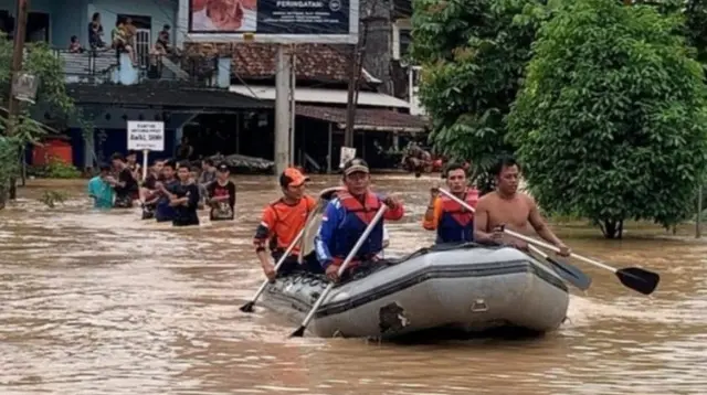 Sebanyak 4 desa di Muara Enim, Sumatera Selatan, terendam banjir akibat Sungai Enim meluap tak mampu membendung debit air hujan yang turun dengan intensitas tinggi pada Kamis (24/5/2024). (Liputan6.com/ Dok BNPB)