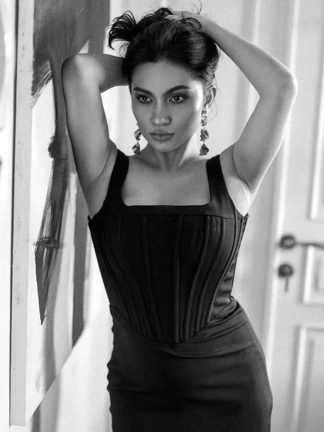 Pesona Ariel Tatum Kenakan Gaun Serba Hitam dengan Makeup Bold, credit: Instagram @npmalina