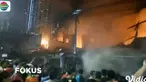 Warga berusaha memadamkan api dengan alat seadanya, namun api dengan cepat merambat ke bangunan toko sembako dan perhiasan emas.
